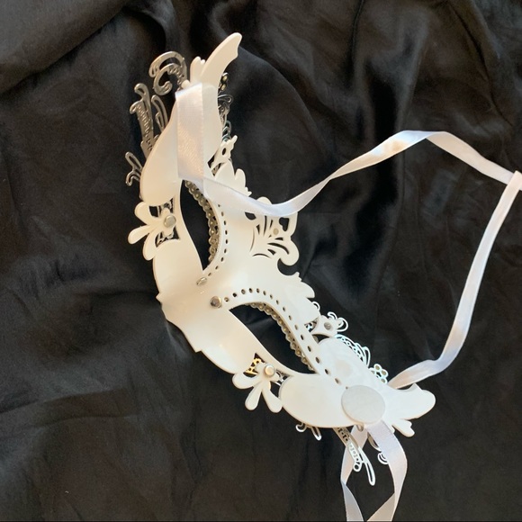 Masquerade Mask white and silver - Picture 3 of 4
